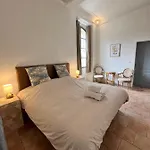 Couette-café La Tour De Pezene 3*