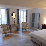 Couette-café La Tour De Pezene 3*