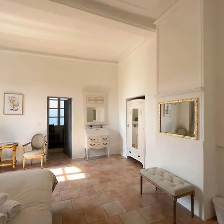 La Tour De Pezene Bed & Breakfast